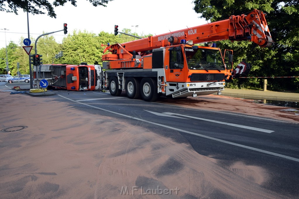 TLF 4 umgestuerzt Koeln Bocklemuend Ollenhauer Ring Militaerringstr P088.JPG - Miklos Laubert